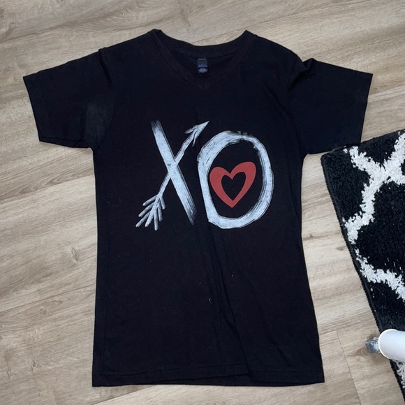 “XO” graphic tee! - Picture 1 of 1